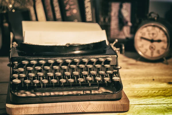 Старая старинная пишущая машинка — стоковое фото
