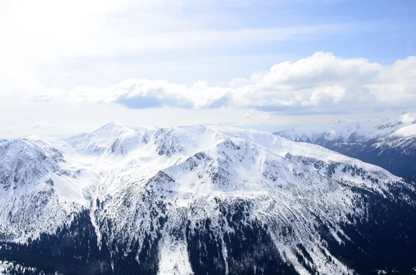 Panorama de inverno de montanhas — Fotografia de Stock