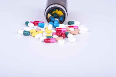 renkli hapları ve tabletler.