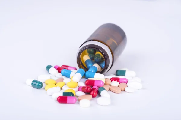 Coloridas pastillas y tabletas . — Foto de Stock