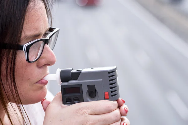 Mujer examina el nivel de alcohol —  Fotos de Stock