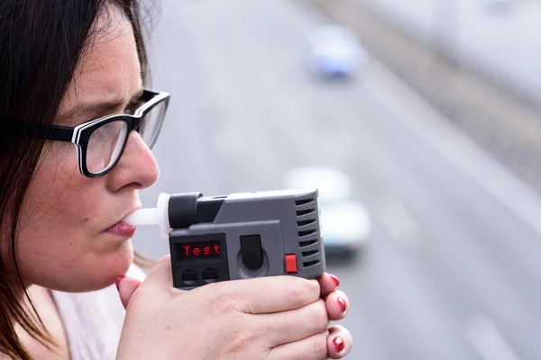 kadın alkol düzeyi inceliyor