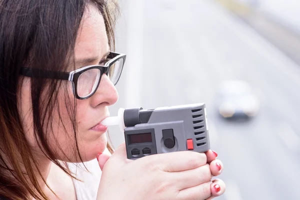 Kvinnan undersöker nivån av alkohol — Stockfoto