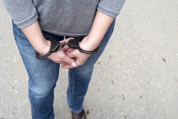 Mujeres esposadas policía criminal — Foto de Stock