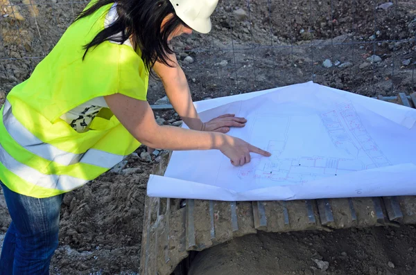 コンス トラクターの建設現場で若い女性の建築家 — ストック写真