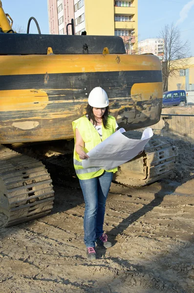 Giovane architetto donna nel cantiere della costruzione — Foto Stock