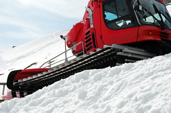 Červený snowgroomer — Stock fotografie