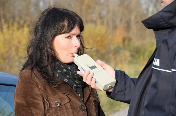 Onderzoek van soberheid door een politieagent — Stockfoto