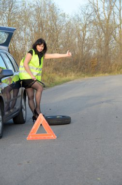 Kadın arabada tekerlekli değiştirme