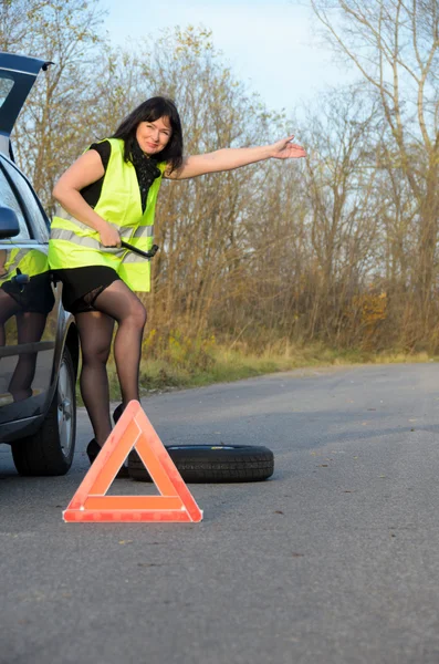 Kadın arabada tekerlekli değiştirme