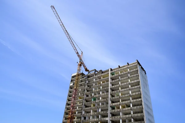 Rivning av en skyskrapa med en hög kran — Stockfoto