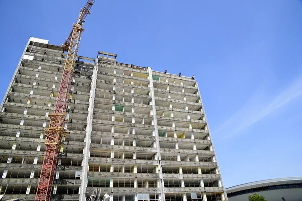 Demolition of a skyscraper with a high crane — Stock Photo, Image