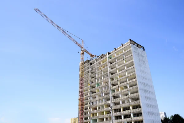 Demolition of a skyscraper with a high crane — Stock Photo, Image