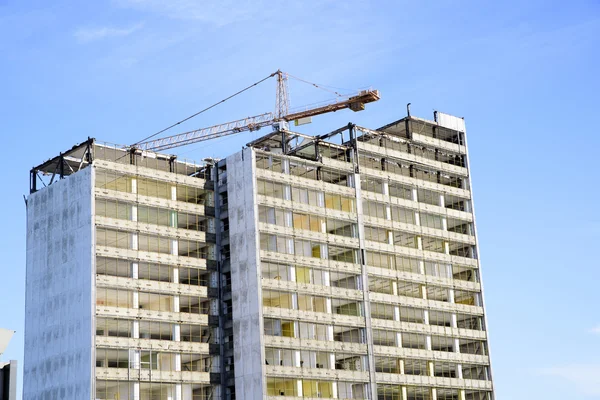 Demolition of a skyscraper with a high crane — Stock Photo, Image