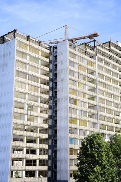 Demolition of a skyscraper with a high crane — Stock Photo, Image