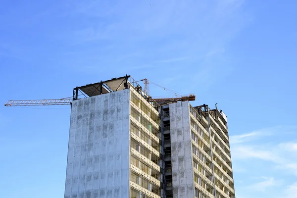 Κατεδάφιση ενός ουρανοξύστη με ένα υψηλής γερανός — Φωτογραφία Αρχείου