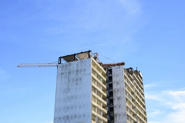 Montaj cihazları-Kırıcı bir gökdelenin yüksek bir vinç ile — Stok fotoğraf