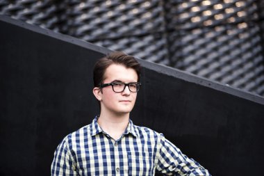 Kentsel genç bir adam portresi