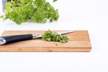 doğrama kurulu aşçılık üzerine maydanoz