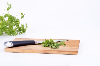 doğrama kurulu aşçılık üzerine maydanoz