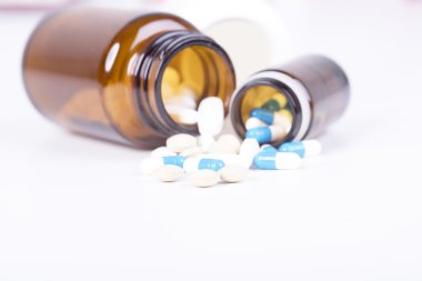 renkli hapları ve tabletler.