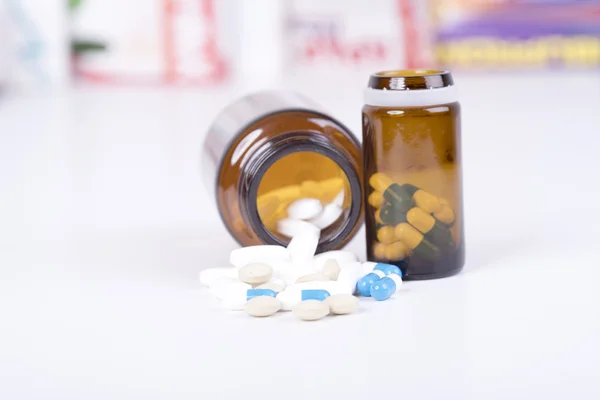 renkli hapları ve tabletler.