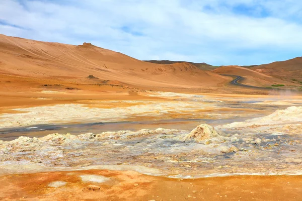 Hverir, ett geotermiskt område i norra Island med kokande mudpools och ångande fumaroler. — Stockfoto