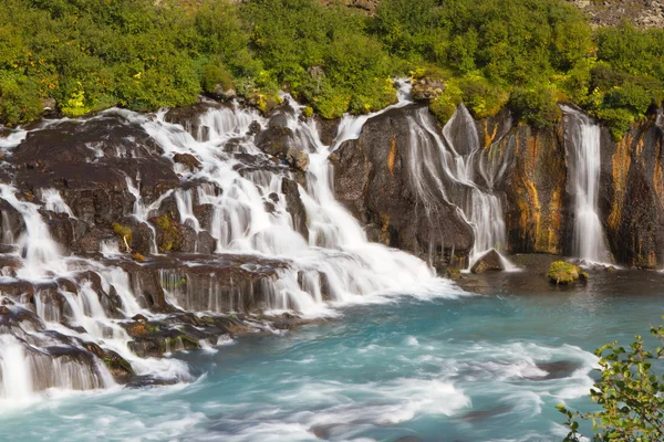 Hraunfossar，一系列的瀑布在西方冰岛 — 图库照片