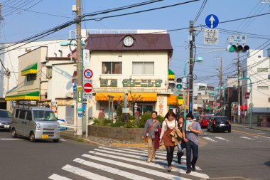 İnsanlar karşıdan karşıya Kamakura, Japonya'da geçerken