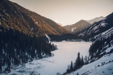 Kolsai Gölü manzarası (kış)