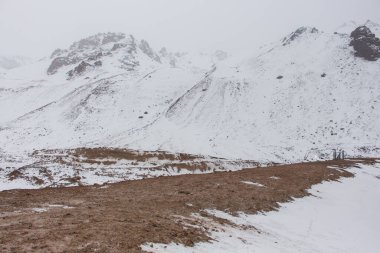3200 metredeki Almaty dağlarını geç. Mynzhylky