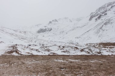 3200 metredeki Almaty dağlarını geç. Mynzhylky
