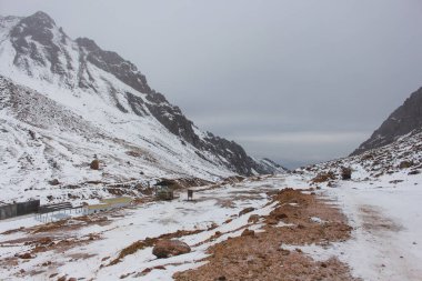 3200 metredeki Almaty dağlarını geç. Mynzhylky