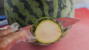 Olgun karpuz dilimi. Karpuz, mevsim meyvesi, yaz partisi, atıştırmalıklar. Sokak yemeği..