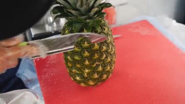 Olgun ananas kesimi. Pineapple, Fast Food, Snack, Snack, Dessert. Sokak yemeği..