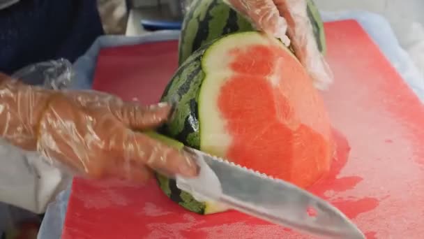 Vattenmelon. Säsongsfrukt, sommardessert. Styckning av mogna tärningar i vattenmelon. — Stockvideo
