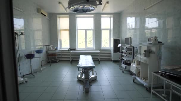 Al hospital. Sala de operaciones vacía. Equipos médicos modernos. — Vídeo de stock