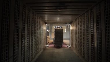 Lojistik ve kargo taşımacılığı. Forklift yükü. Depoda. Depodaki ürünler..