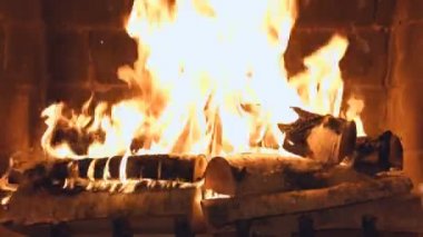 Bir kır evinin alevleri. Şöminede ateş yanıyor. Toprak. Sıcaklık ve ev konforu.