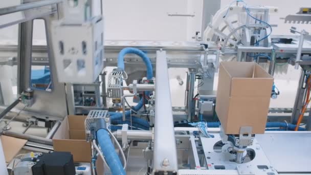 Automatisierte Maschine. Förderband. Industriefabrik. Robotertechnik. Pharmafabrik. — Stockvideo
