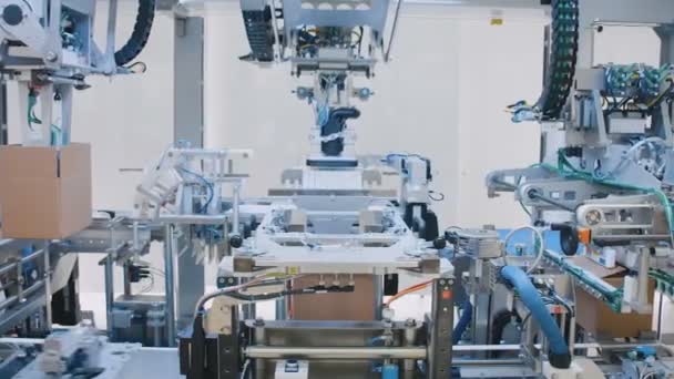 Automatisierte Maschine. Moderne Fabrikhalle. Förderband. Industriefabrik. Robotertechnik. — Stockvideo