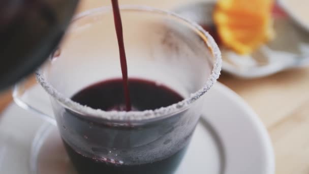 Een warme drank. Hete rode glühwein punch. Kerstvakantie, Nieuwjaar. — Stockvideo