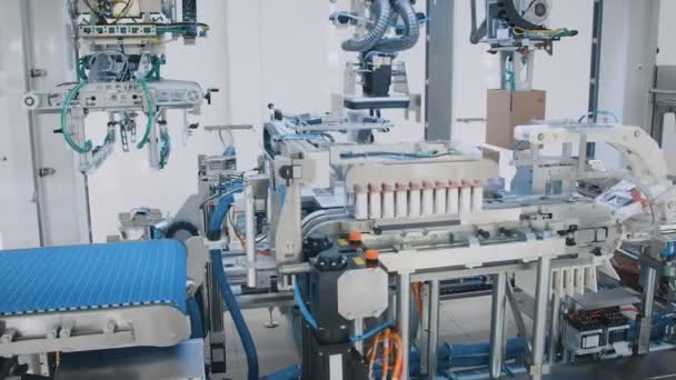 Kemasan produk. Lantai pabrik modern. Peralatan Robotik. Mesin Otomatis. Garis conveyor. Pabrik industri. — Stok Video