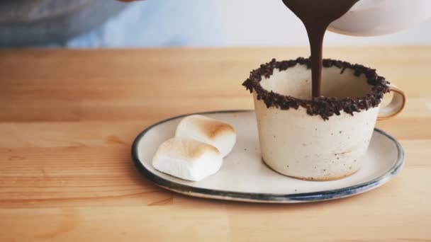 Chocolate quente com marshmallow. Xícara de cerâmica de cacau marrom quente. Prepara chocolate quente. — Vídeo de Stock