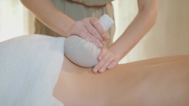 Thai-Massage. Massage für die Gesundheit. Frau mit Massage im Wellness-Salon. Rückenmassage. — Stockvideo