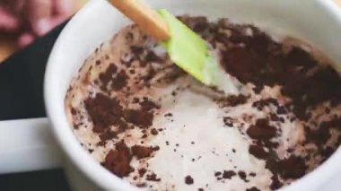 Sıcak çikolata. Seramik fincan sıcak kahverengi kakao. Sıcak çikolata hazırlar. Kahvaltı..