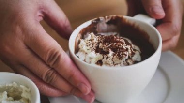 Marşmelovlu sıcak çikolata, kakao içeceği, tatlı yemek. Seramik fincan sıcak kahverengi kakao..