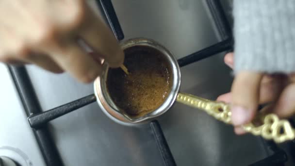 Türkischer Kaffee. Mahlen von Getreide. Türkischer Kaffee in Kupferkessel zubereiten. Laufender Kaffee. — Stockvideo