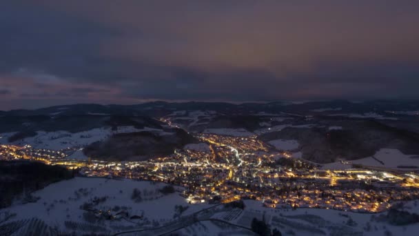 Ciudad de noche luces vista superior timelapse Timelapse noche nieve ciudad en las montañas. — Vídeo de stock