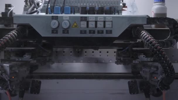 Pembuatan kayu dengan mesin otomatis komputerisasi. Garis conveyor. Mesin Otomatis. — Stok Video